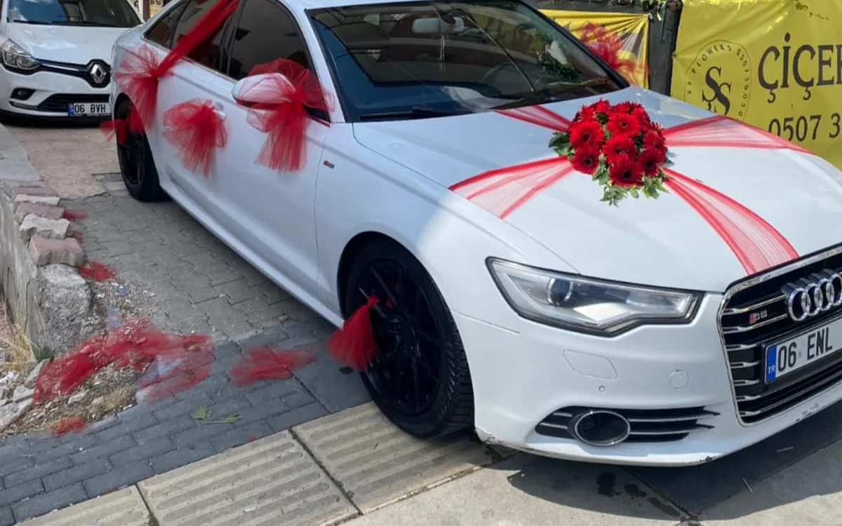 Beyaz Gelin Arabası Nasıl Süslenir? Sade ve Gösterişli Tasarım Fikirleri