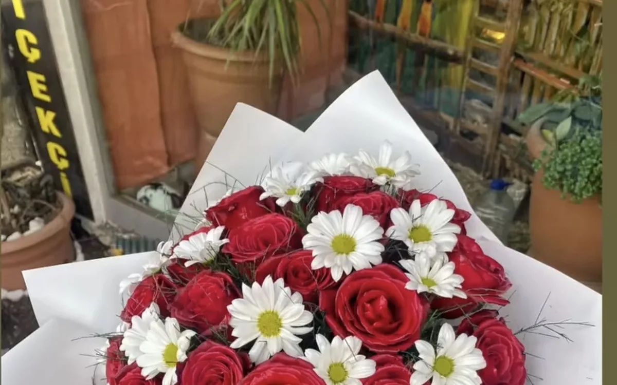 Gelin Arabası İçin Çiçek Nasıl Seçilir? Tür, Renk ve Dayanıklılık Rehberi