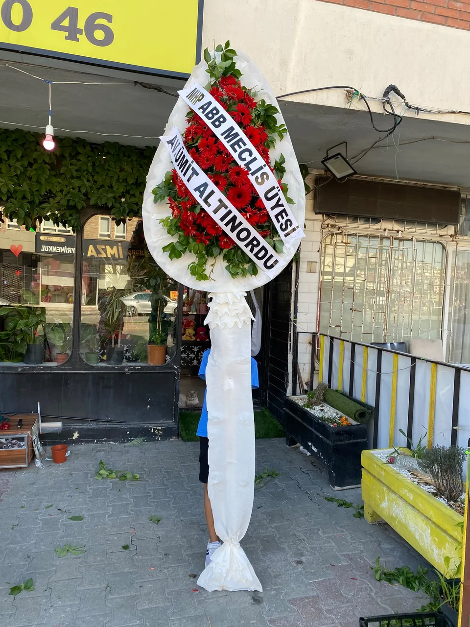 Kırmızı gerbera çiçekleri ve yeşilliklerle hazırlanmış açılış çelengi