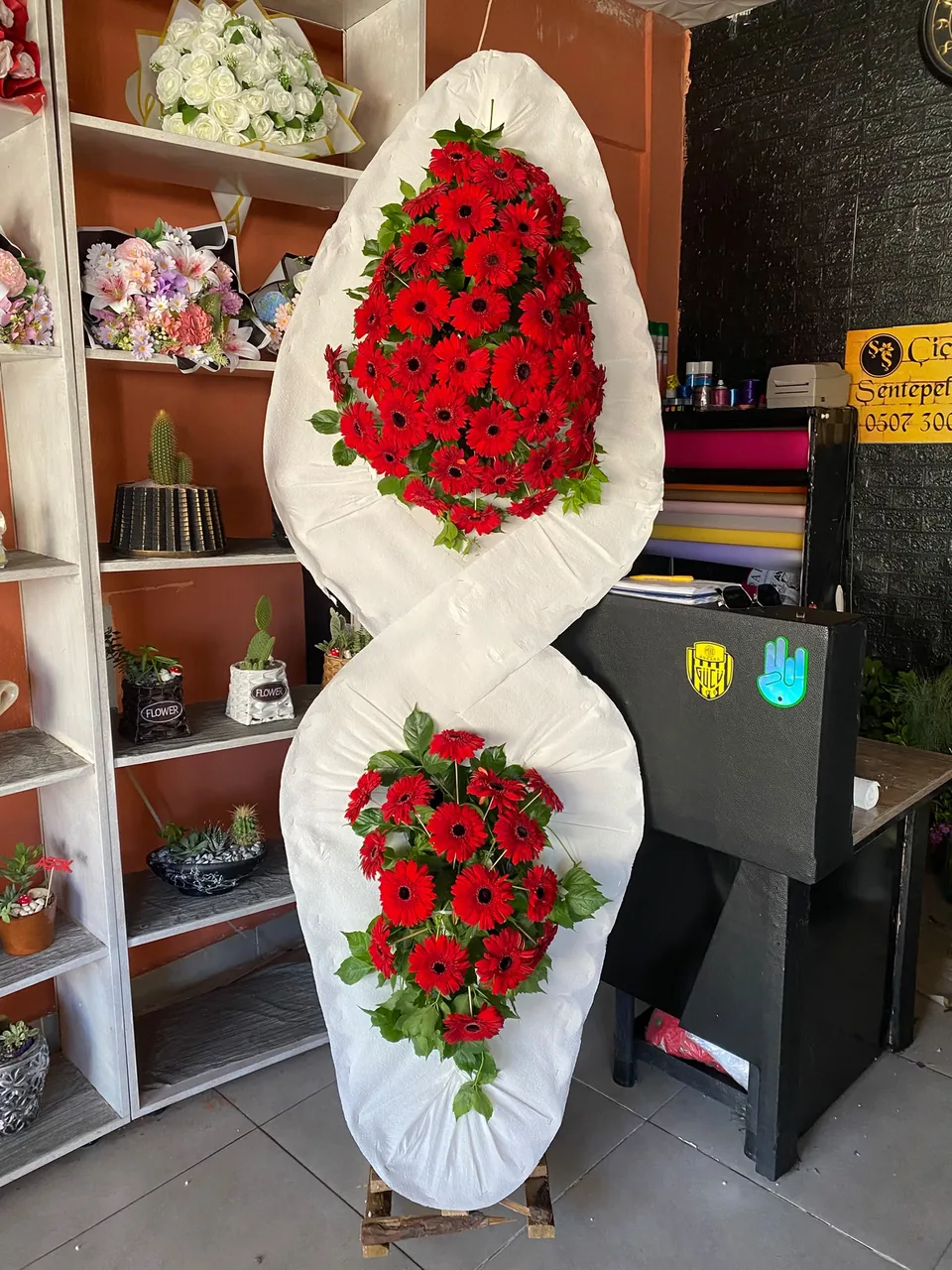 Kırmızı gerbera çiçekleriyle hazırlanmış çift katlı çelenk